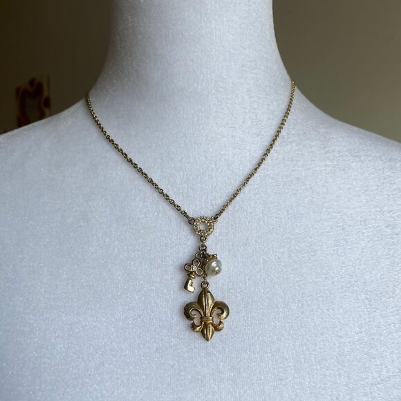 Vintage SIGNED GUESS Charm Necklace Gold Tone Faux Pearl 90s Y2K Fleur De Lis - Picture 7 of 7